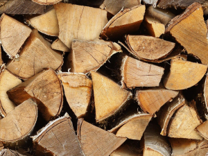 Kist gevuld met houtblokken