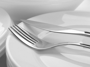 Porseleinen borden en bestek